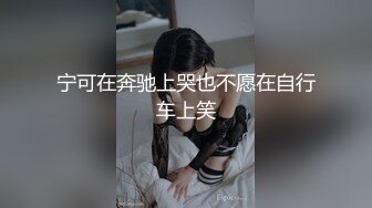 黑客破解家庭网络摄像头偷拍两个巨乳少妇日常生活在客厅和老公啪啪