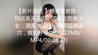 酒店女厕全景偷拍制服女职员张着小口的小黑鲍