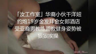 摸摸就想要的良家少妇，全程露脸跟狼友互动撩骚，揉着骚奶子自己抠着逼，水晶大鸡巴插入骚穴，高潮冒白浆