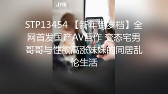 饭店大厅，菜还没上就着急了，上一秒媳妇给单男口交，下一秒服务员就拿佐料过来，也不知道看见没看见，这是真猛啊，真枪就口啦！