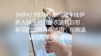 女友偷吃被抓跪在地上大哭，為了懲罰把內褲戴她頭上給我口交，最后顏射