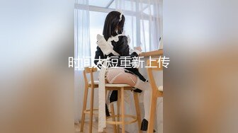 偷窥黑衣牛仔短裤美眉从公交车跟随她进厕所嘘嘘