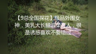 大神尾随偷拍美女裙底风光 宽松吊带裙美女穿透明蕾丝内裤正面毛都顶出来了