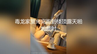 高顔值校園女神,大學裏諸多舔狗的女神,私下一小臊B,逛超市專門挑選一根粗長黃瓜回家紫薇用