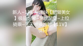 高颜值留学生被老外调教双穴，美女全程享受，屁股被拍得通红，先用拳交扩列再塞扩列器和圣培露瓶