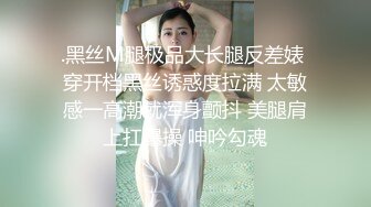 迷人的小少妇露脸黑丝情趣诱惑，狼友喜欢什么就给狼友看什么，撅着屁股捅骚穴，揉骚奶子，淫声荡语刺激狼友