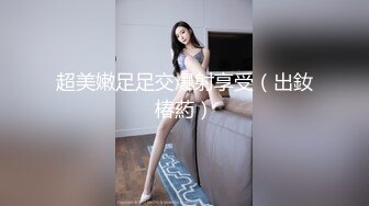 渣男趁着女友上班和女友的闺蜜在出租屋偷情这女的真是骚一边吃屌一边玩手机