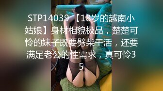 小哥的微胖女友，露脸镜头前啪啪给狼友看，让小哥压在身下吃奶子玩逼给狼友看，风骚的大屁股各种抽插爆草