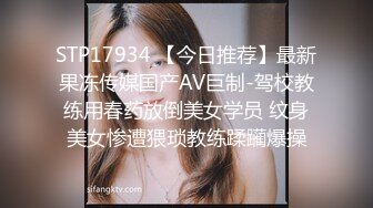 漂亮骨感新娘子户外拍婚纱照 拍着拍着新娘的奶子跑了出来都不知