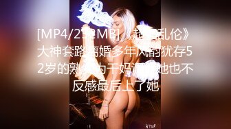 ★☆极品流出☆★屌丝女主播手持手机工地简易女厕直播前后景偷拍附近路过上厕所的美女蜜桃臀，巨大屁股塞满屏幕