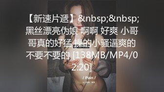 穿着轮滑鞋去上厕所的漂亮妹子，粉色骚内内，哗啦啦的流水声，唯美动听！