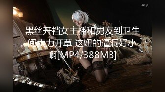 [MP4]膚白貌美風騷人妻的誘惑，鏡頭前展示口技舔弄假雞巴樣子好騷，揉奶玩逼看特寫水嫩幹淨表情好騷，尿尿給你看