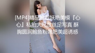 趴墙偷窥邻居放假回家的女儿洗澡 动作有点大被发现了