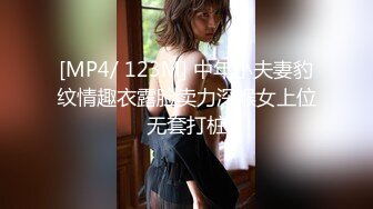 酒吧女厕全景偷拍 几位时尚的美女前来嘘嘘各种姿势献B