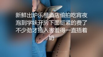 推特百变萝莉风极品一线天无毛馒头B反差小嫩妹【莉莉嗷】微信门槛私拍福利，自摸足交啪啪样样精通