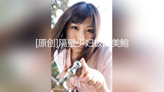 [MP4/ 257M] 淫靡婚纱 绿帽贡献妻子给别人玩，穿着婚纱被单男拽着头发肏，自己只能看着老婆被内射撸