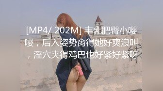 潜入单位女厕近距离偷窥漂亮的美女同事的小嫩B