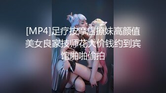 单位女厕全景偷拍制服女同事茂密黑逼毛肥鲍鱼