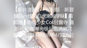 餐厅女厕全景偷拍多位美女嘘嘘还有几个不错的美少妇 (1)