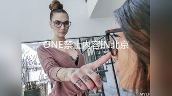 小哥双飞两个极品骚女，跟骚逼一起用道具玩弄姐妹骚穴，舔逼玩弄揉奶子，多体位爆草抽插，让骚逼舔鸡巴淫水