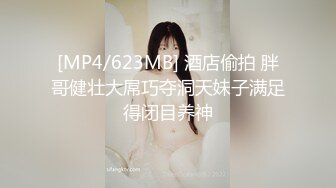 后入抽插小淫妻自己拿自慰棒自慰