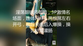 气质御姐真实女同一人单秀，柔软身体瑜伽垫上一字马，多套情趣装换装，从下往上视角扣穴，手法娴熟没几下就流出白浆