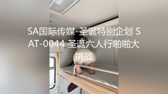 无毛白虎少妇近距离特写骑乘主动激情啪啪，上下快速套弄蠕动，不够爽按摩器震动阴蒂，灵活大屁股扭动猛烈撞击