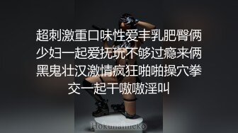 皮带捆绑调教母狗口含假鸡巴