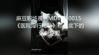 168CM极品尤物，白嫩奶子露在外面，扭动腰展示，无毛一线天骚逼，极度诱惑