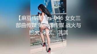 温柔似水的长筒靴小妹 蹲那里静静的排尿 很有淑女范