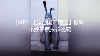 ★☆❤️新婚小娇妻❤️★☆骚妻一边被前后夹击，一边还自摸，嘴里还不听淫叫，让她好爽好爽！淫妻敞开下体大门等待大家的进入