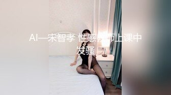 两对蓝眼睛、两对噘起的嘴唇、双色调、丁字裤包覆的塞式紧身裤让您的乐趣加倍。欧洲美女 Cream Mo