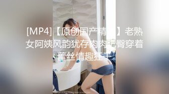 奶茶店女厕排扣裙红趾甲可人小妹,鲜美的无毛蜜桃穴真想下手摸摸[