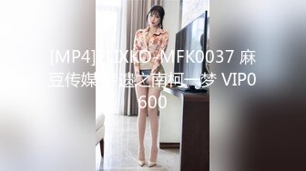 高铁站TP坐着低头玩手机漂亮美眉的奶子