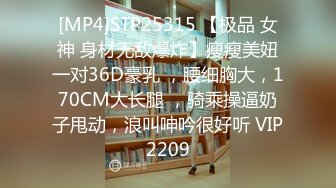 军人小哥哥吐舌头来给你看,舌吻应该会很棒,两个健壮的奶头真吸引小哥哥