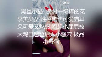 【搞沐足女技师】大长腿足疗少妇，服务周到骑在身上按摩，撩起裙子摸摸搞搞，拨开内裤用JB磨蹭