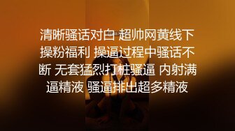 邻家极品小女人白丝情趣诱惑全程露脸跟狼友撩骚互动，颜值很高微胖极品，道具抽插骚穴，后入爆菊花精彩刺激