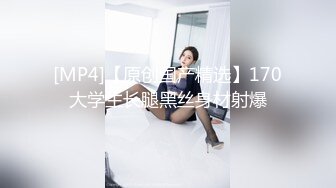 《极品CP?魔手?外购》美女如云餐饮店大神躲藏女厕逼脸同框偸拍数位小姐姐方便，被一个美女发现翻车了还好没有推门吓尿了