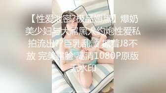 在熟女人妻家里肏屄前震动棒自慰