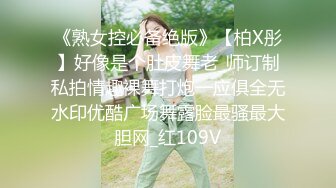 性感吊带睡衣红唇少妇居家夫妻啪啪，黑色丝袜扛起双腿抽插，掰穴舔逼骑上来自己动，搞完不爽自己按摩器自慰