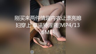 无毛白虎小嫩逼全程露脸激情大秀，跟黄毛小哥大秀啪啪，无套抽插激情上位让小哥玩弄骚奶子，精彩刺激别错过