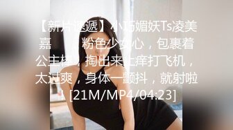 极品小美女【初小】与炮友在沙发上艹逼，各种招式来了个遍，特别是骑在身上摇曳，简直爽翻了