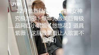 六月新流出海边浴场女厕偷拍美女游泳前更换游泳衣戴墨镜少妇样子真酷