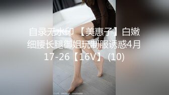 長發女友伏於大腿間整根大屌吞入口中