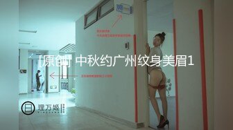 妹子偷偷拍下合租闺蜜洗香香