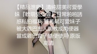 租房被拍，小伙子有一个让人羡慕的温顺女友，肉肉好身材喊着鸡巴趴在身上，玩着手机不时抽插做爱真性福