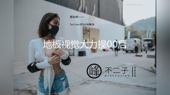 网友和他老婆的自拍