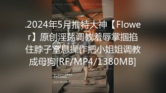 无毛逼风骚少妇看着黄片让大哥草，无套揉脸侧身吃着奶子草着逼，疯狂输出浪叫不断，直接让大哥射床单上刺激