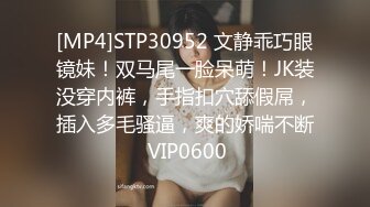 白衣气质美女 一副欲求不满的样子