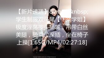 穿牛仔裙的柔顺黑发小美女，乖巧听话型，万达上厕所跟过去看  下面森林值得一舔为净 尿完等她一起搭电梯！